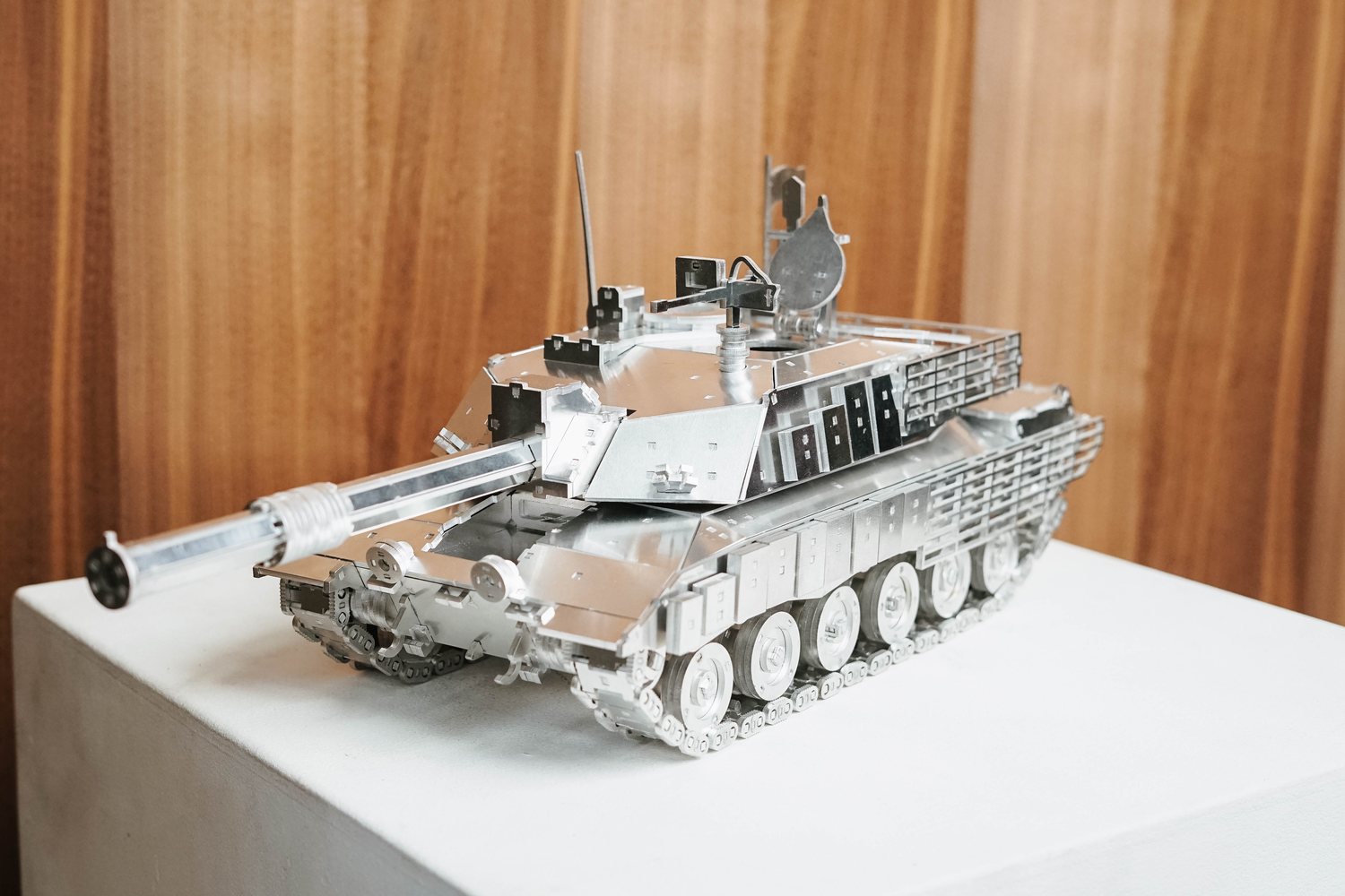 Challenger 2 — приклад корпоративного подарунку з гравіюванням